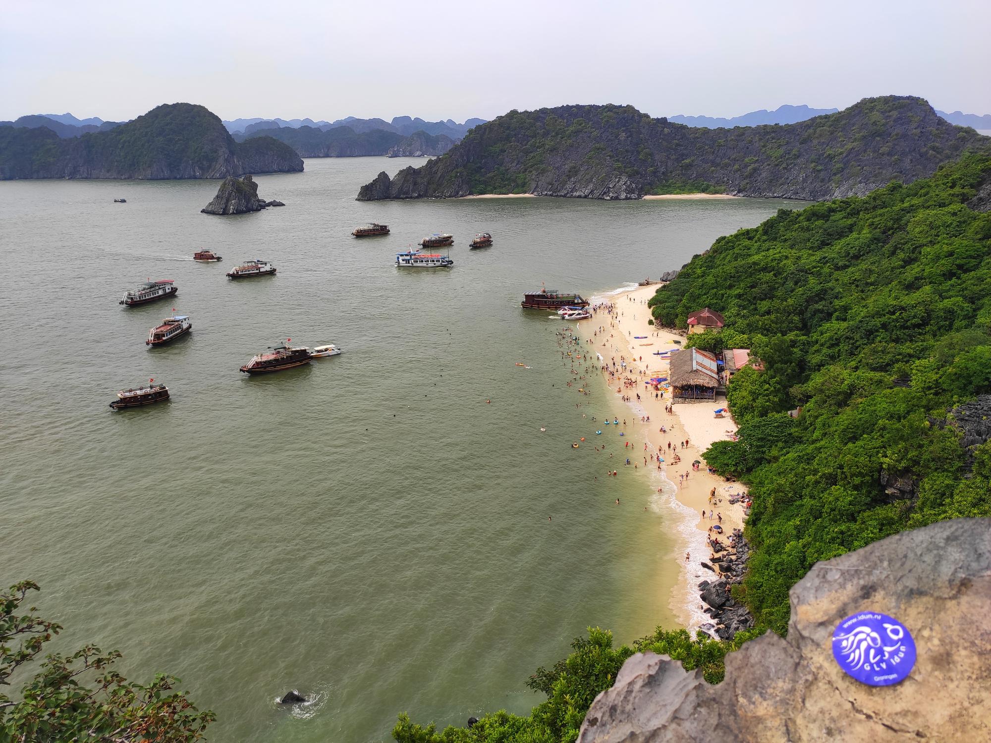 Ha_Long_Bay_Vietnam_-_8837_km_-_Esmee_Castermans.jpg